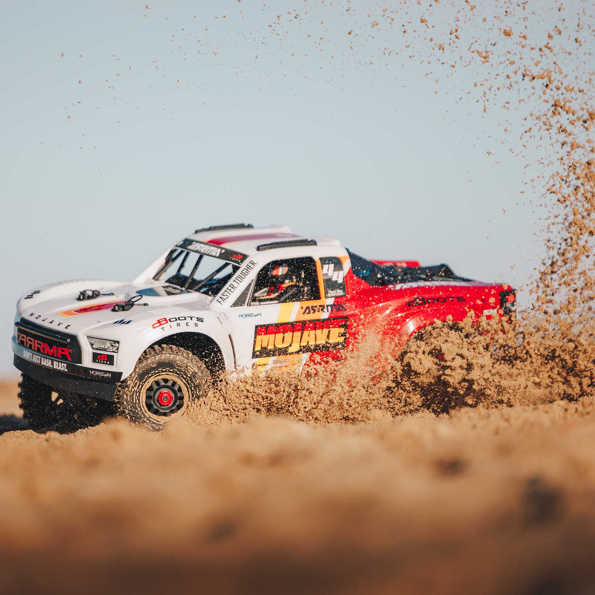 1/8 MOJAVE 4S 4X4 RTR Brushless Desert Truck, White/Red 1/8 MOJAVE 4S 4X4 RTR Brushless Desert Truck, White/Red