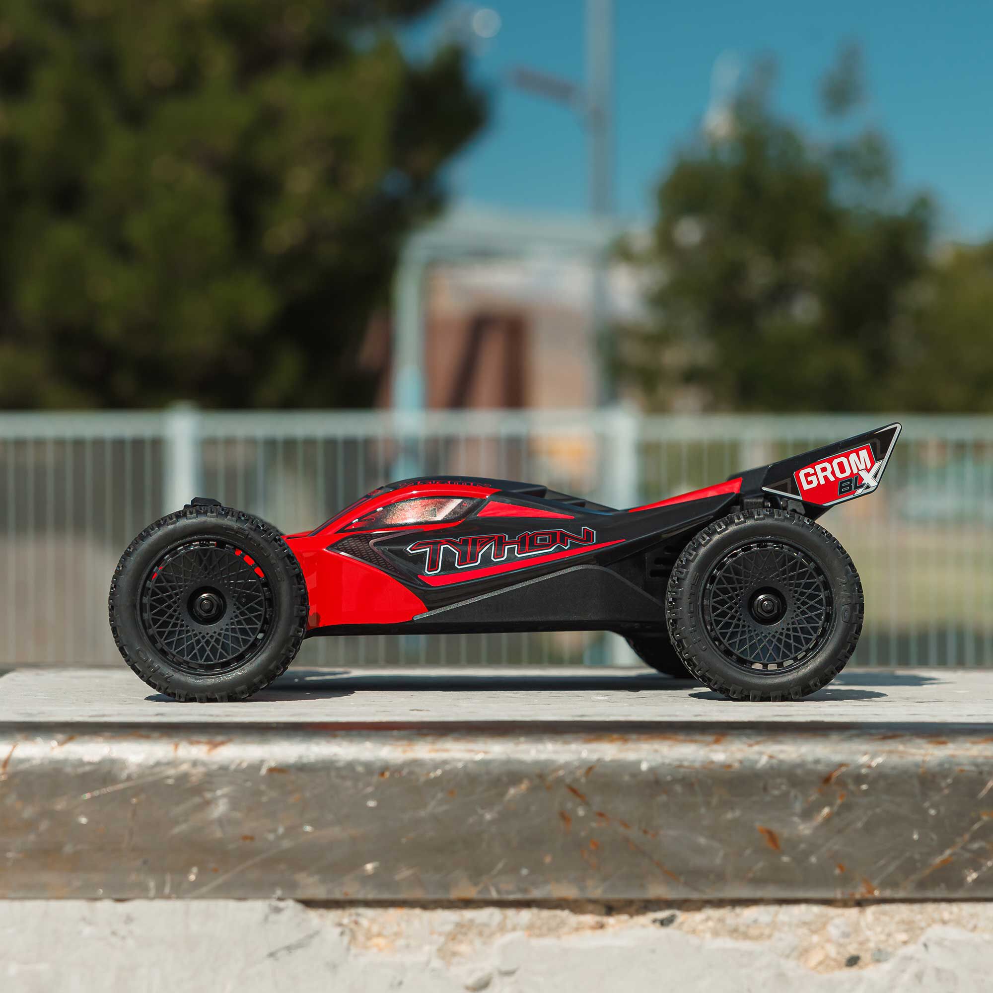 ARRMA TYPHONGROM 1/14スケール 380バギーブラシモーター Arrma Typhon Grom MEGA 4WD 380 Brushed 1/14 Buggy RTR (Red/White