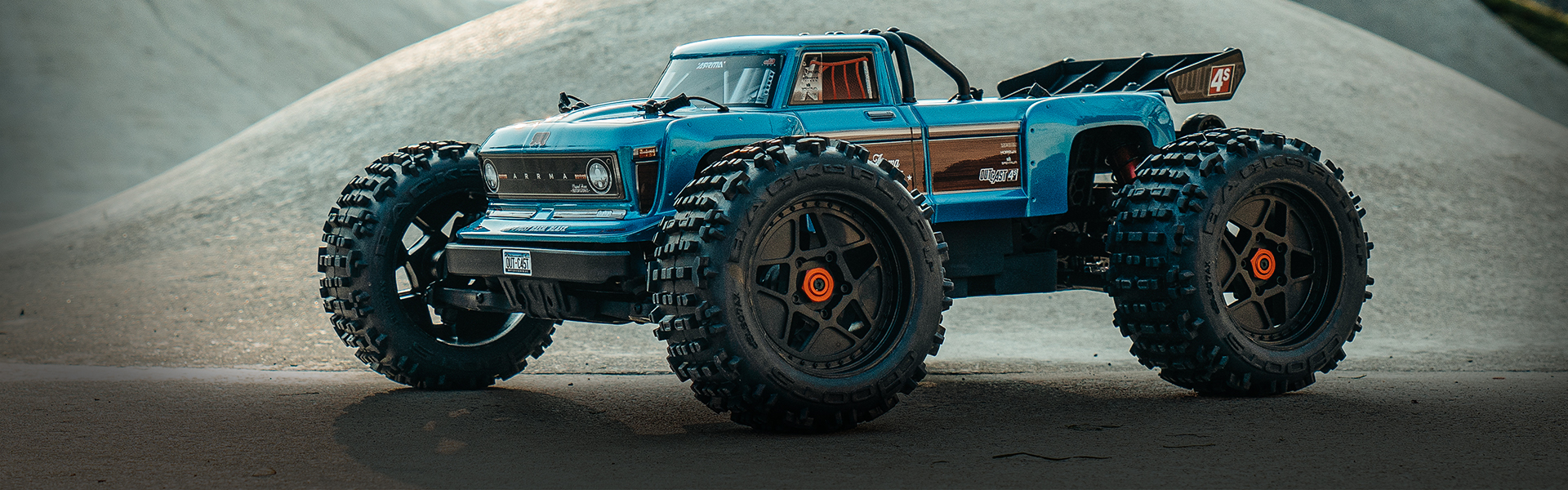 OUTCAST 4S STUNT TRUCK