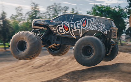 Un LOOK IMPRESSIONNANT DE MONSTER TRUCK